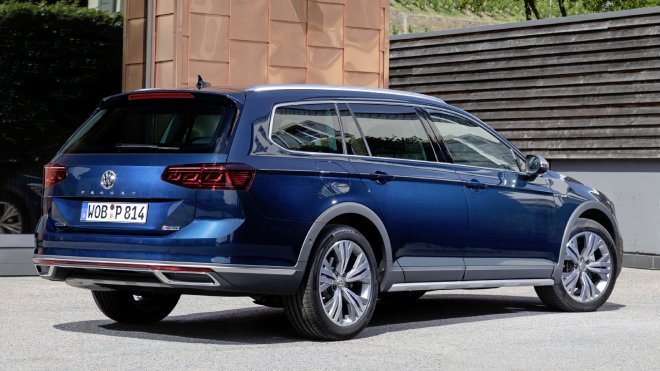 2021-volkswagen-passat-alltrack-1.jpg