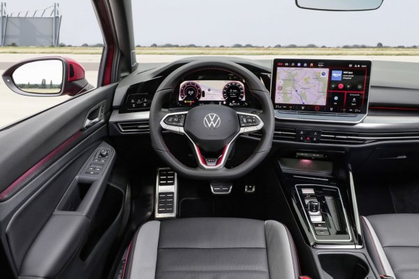 2024-golf8-gti-kokpit.jpg