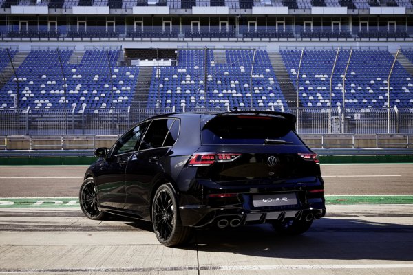 yeni-golf8r-facelift-black-edition-2.jpg